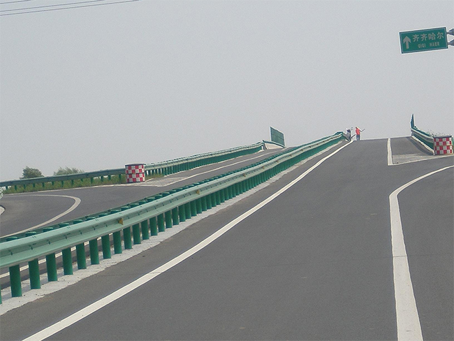 东莞高速公路护栏的材质与规格